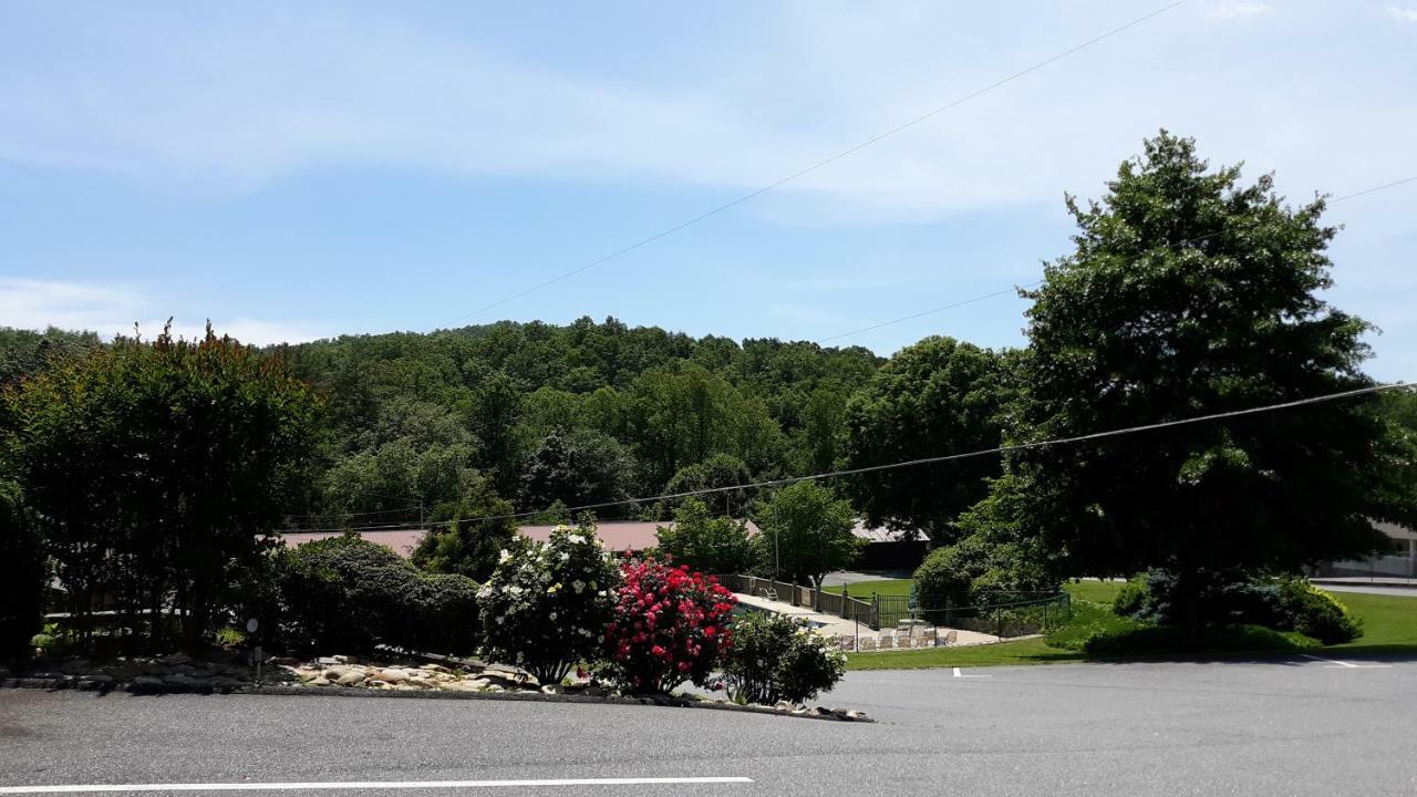 צ'ירוקי Pioneer Motel And Cabins מראה חיצוני תמונה